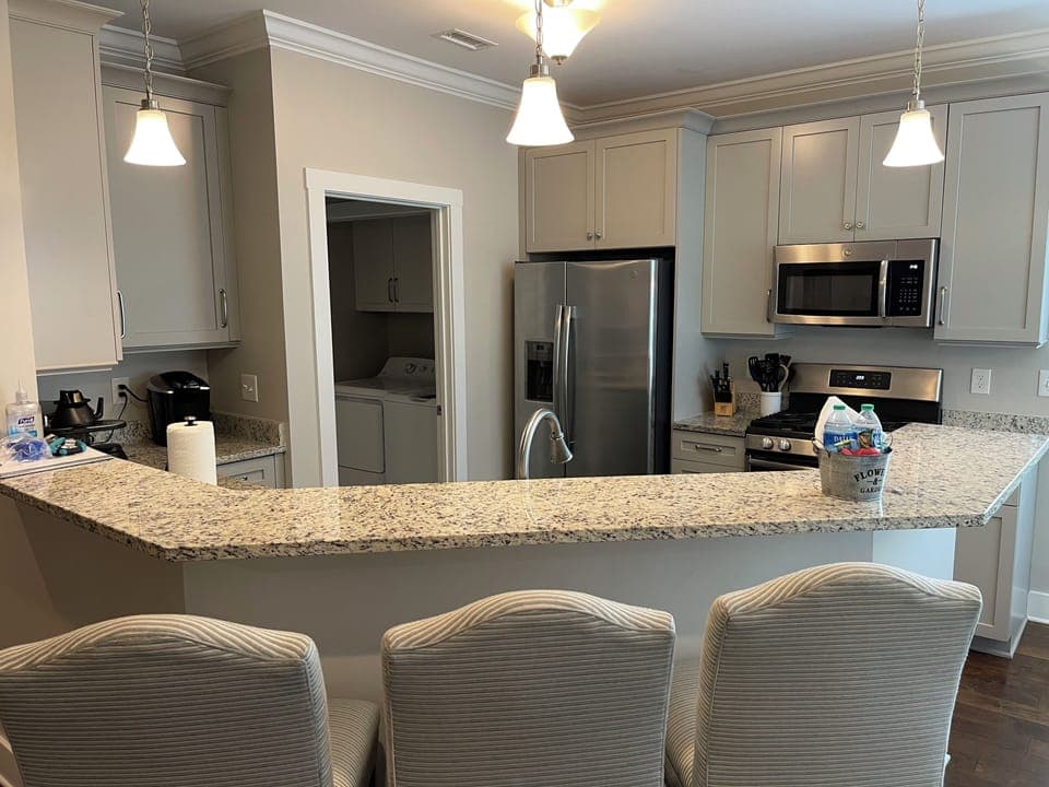 Kitchen w/ bar