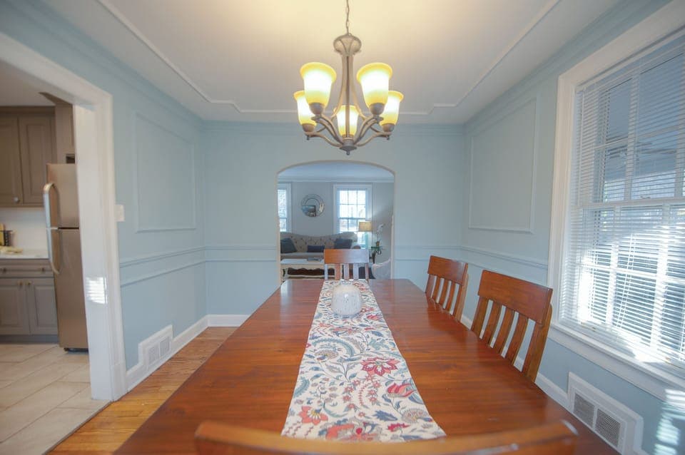 Access to the kitchen and living room from the dining room