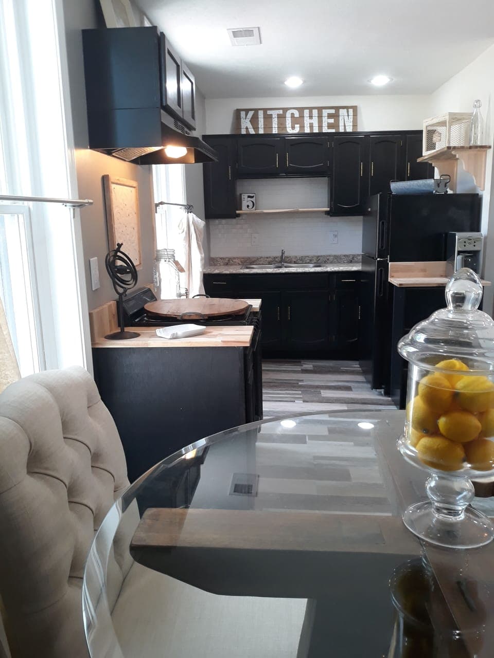 Full kitchen amenities 
