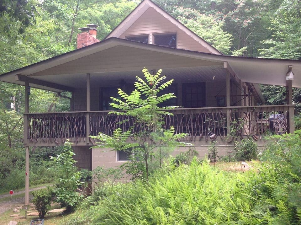 Side of home showing all three levels 