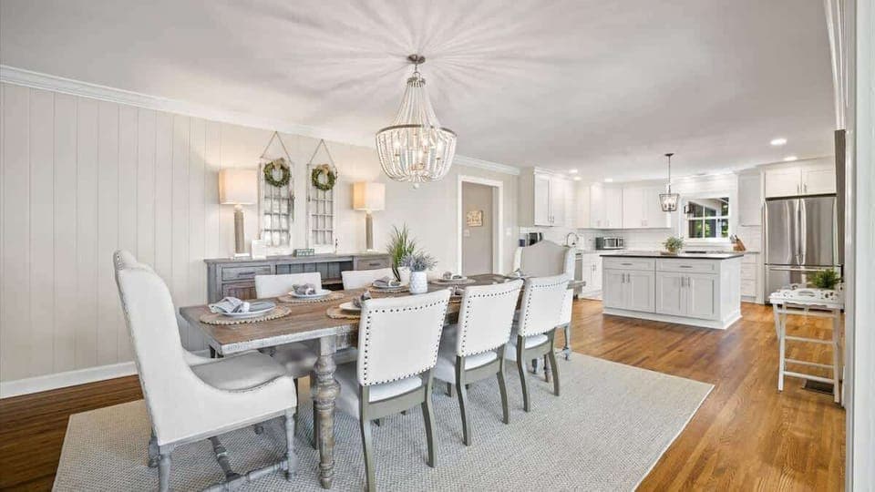 Dining room in main floor for family dinners and views of the lake