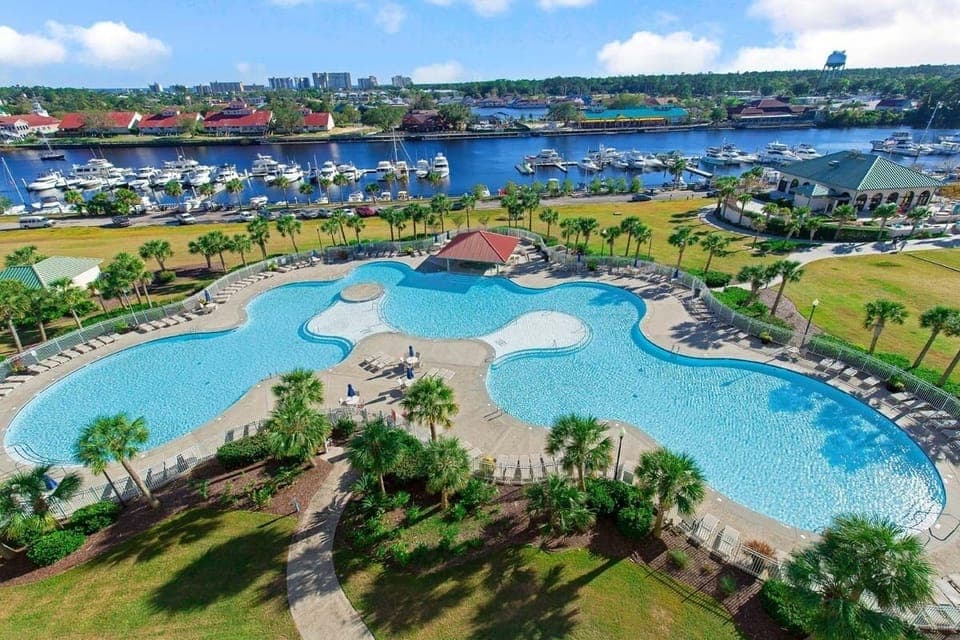Barefoot Saltwater Pool Available For Renters