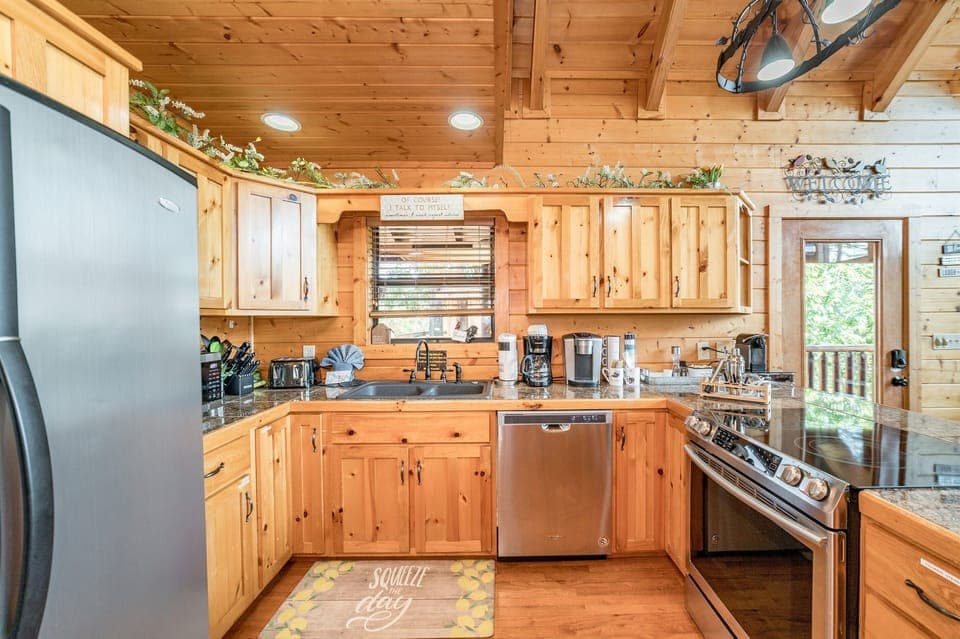 Kitchen area with all the amenities that you need!