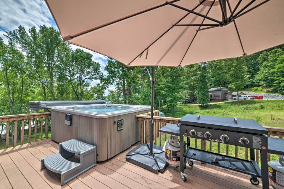 Eddyville Vacation Rental | 4BR | 3BA | 3,600 Sq Ft | Stairs Required
