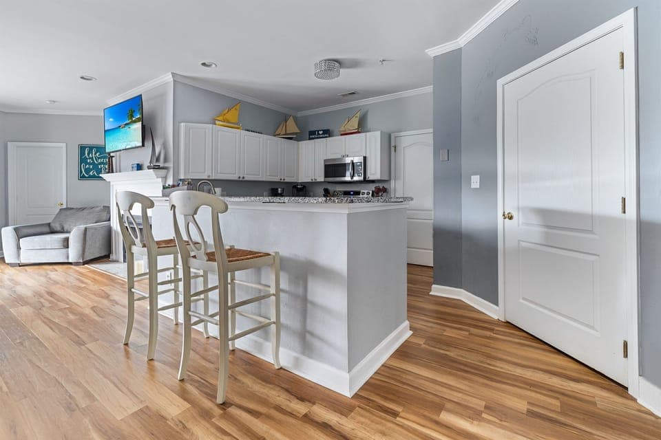 Fully equipped kitchen with breakfast bar