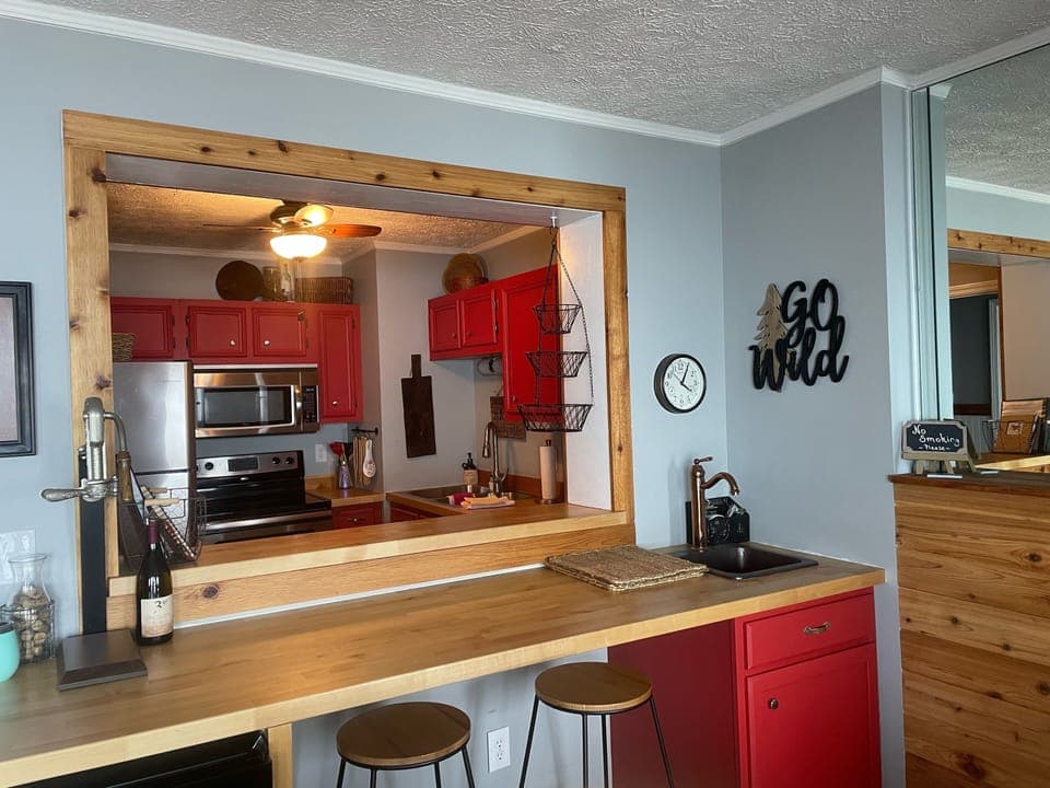 Pass through bar from kitchen to dining area. 