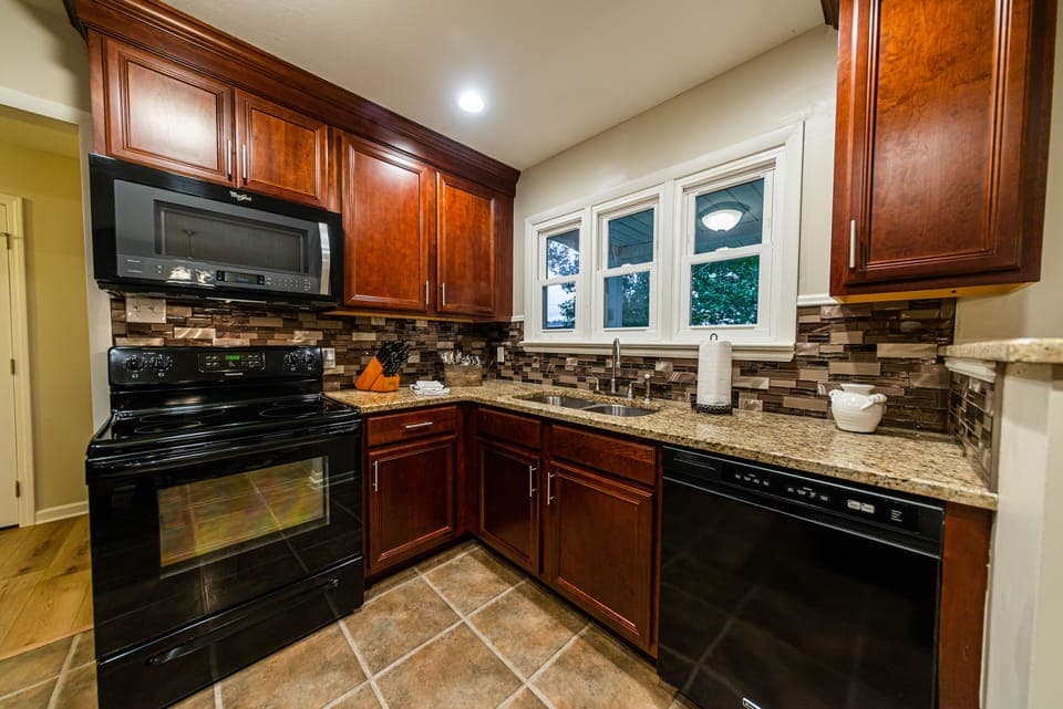 Stove/oven, microwave, dish washer