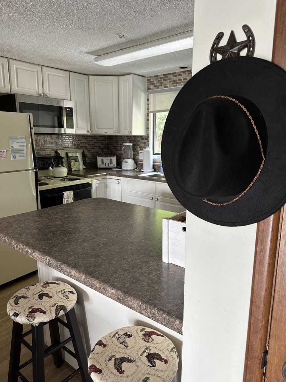 Full size kitchen with place settings for 10 just waiting for that perfect meal 