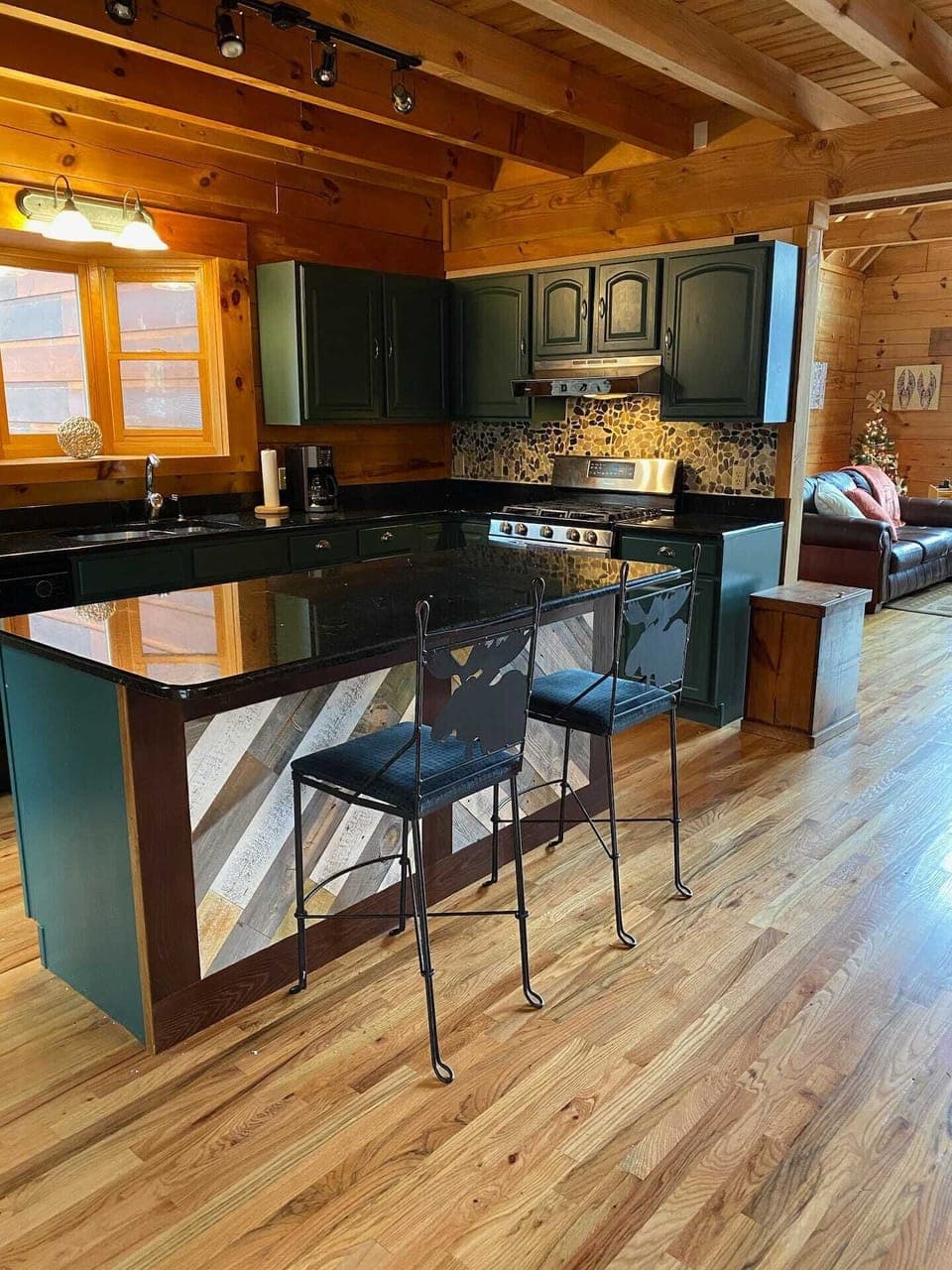 The kitchen is fully stocked. We have 3 stools now. 