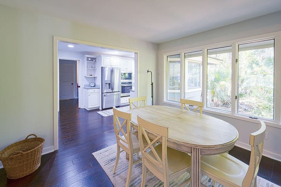 Secondary dining area
