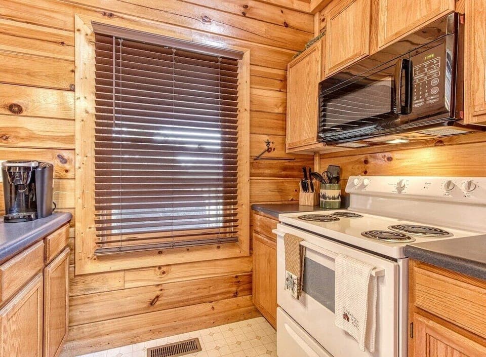 Cubs Cozy Den's fully equipped kitchen
