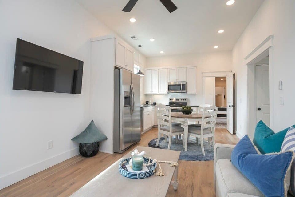 Executive Suite with second Full Kitchen, Full Bathroom and Office with Sleeper Sofa + 2 Hotel-Style Rollaway Beds