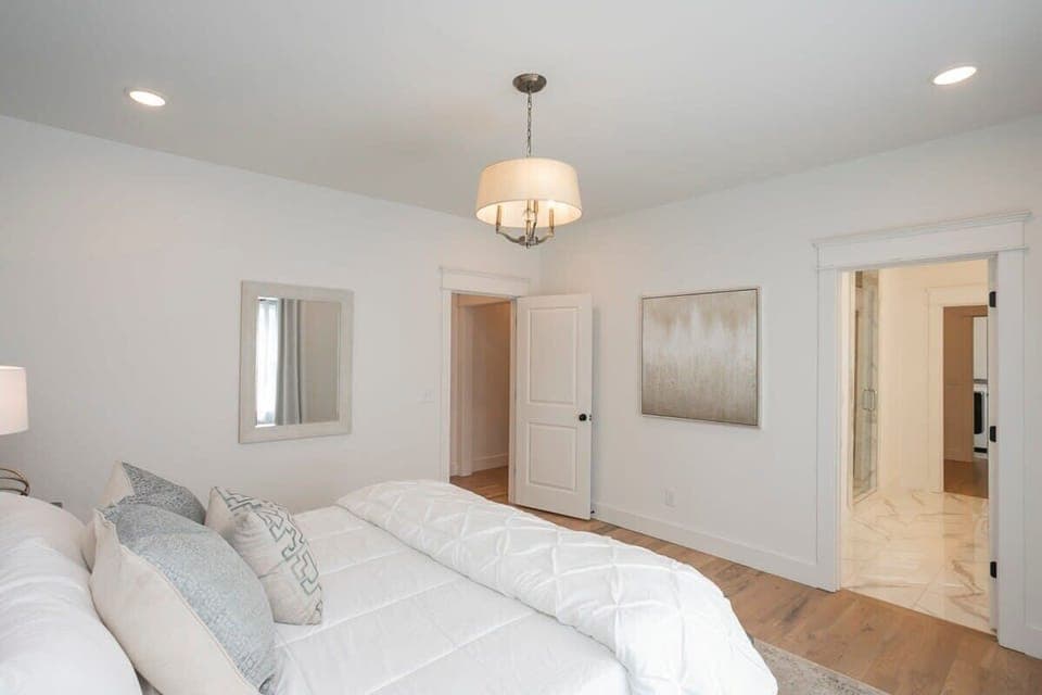 King Master Suite with Memory Foam Mattress, Full ensuite Bathroom + 2 Hotel-style Rollaway Beds