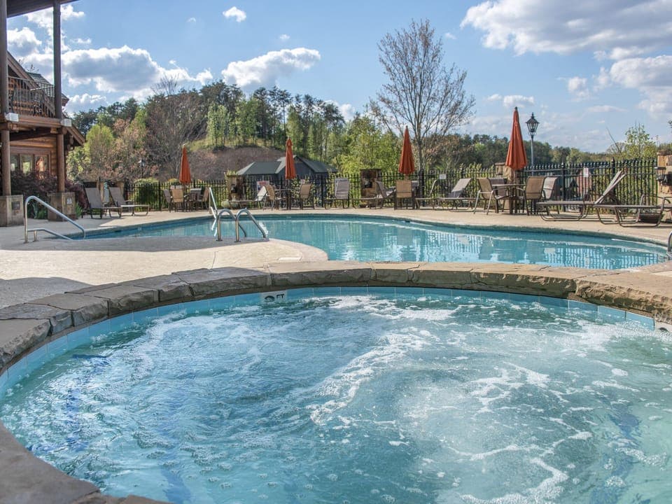 Golf View Resort Seasonal Community Pool + Hot Tub