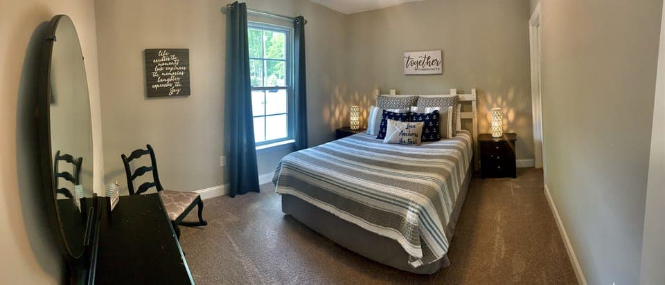 Queen size bed room upstairs 