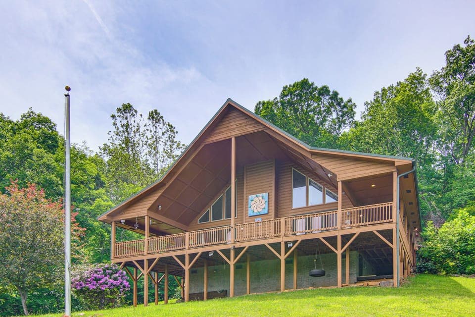 Burnsville Vacation Rental | 4BR | 4.5BA | 2 Steps to Enter | 3,200 Sq Ft