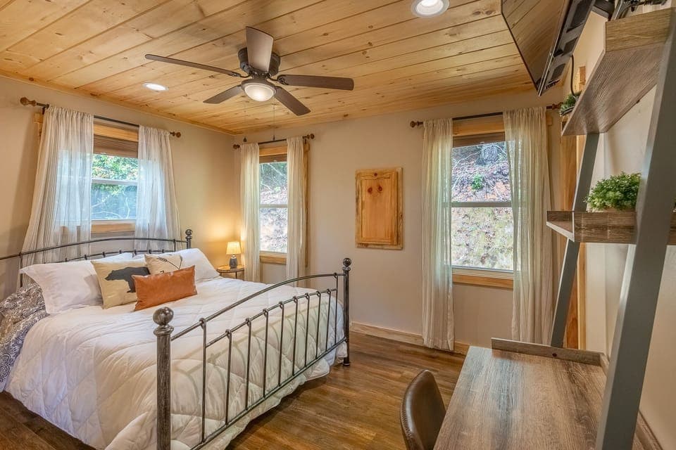 Bedroom - Primary Bedroom with King bed