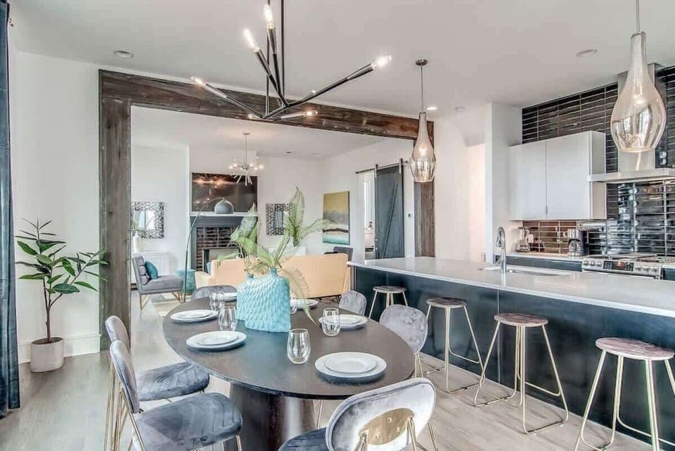 Gorgeous kitchen and dining space!