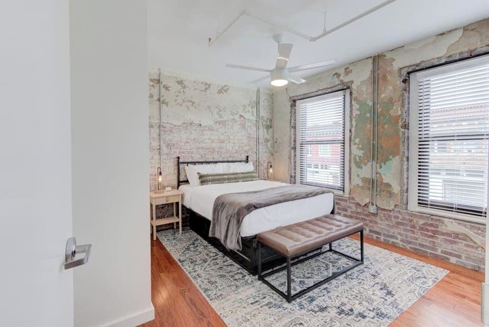 Nice, roomy, and cozy bedroom 2 with a queen-sized memory foam mattress, fresh and comfy linens, no doubt a perfect formula for a restful goodnight’s sleep. Did you know that the more natural light exposure, the better sleep experience?
