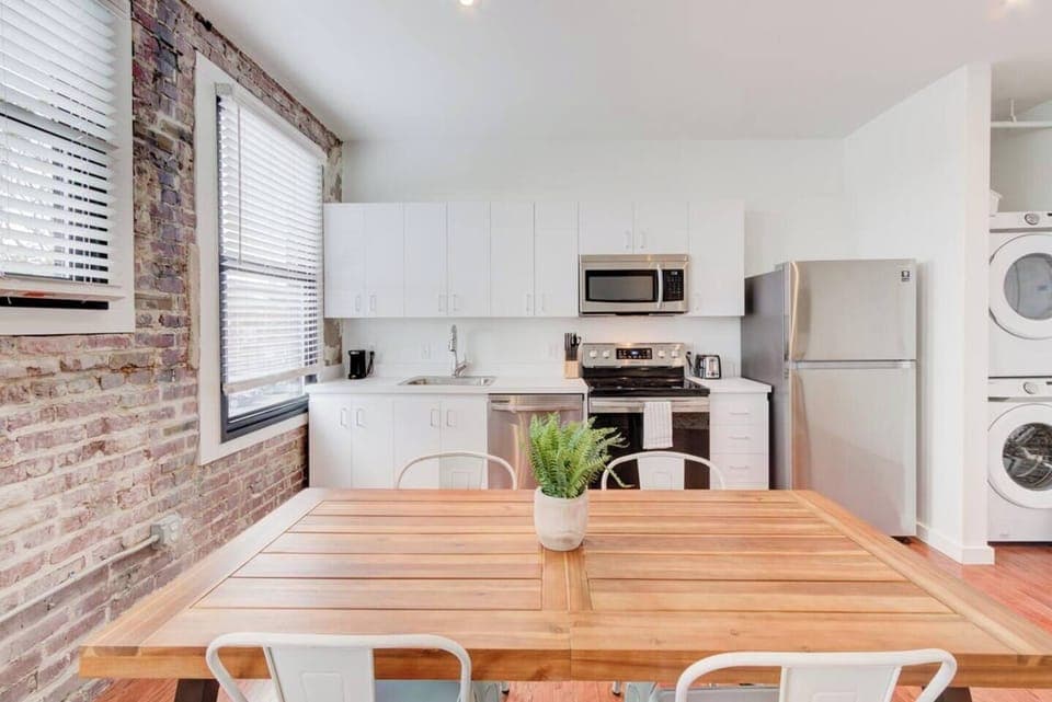 The fully equipped modern kitchen has all the basics to warm up leftovers or takeout food and even cook up a quick hearty meal- Pots, pans, salt, pepper, olive oil, and all that jazz you’ll need for your stay.