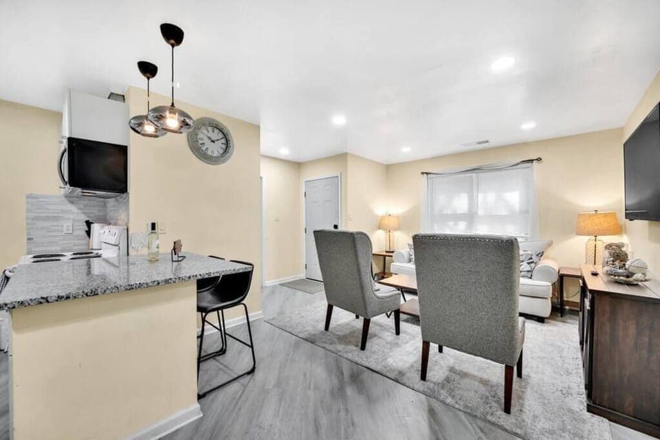 Cozy 2 Bedroom Pineville-Matthews Duplex w/Hot Tub House in Pineville
