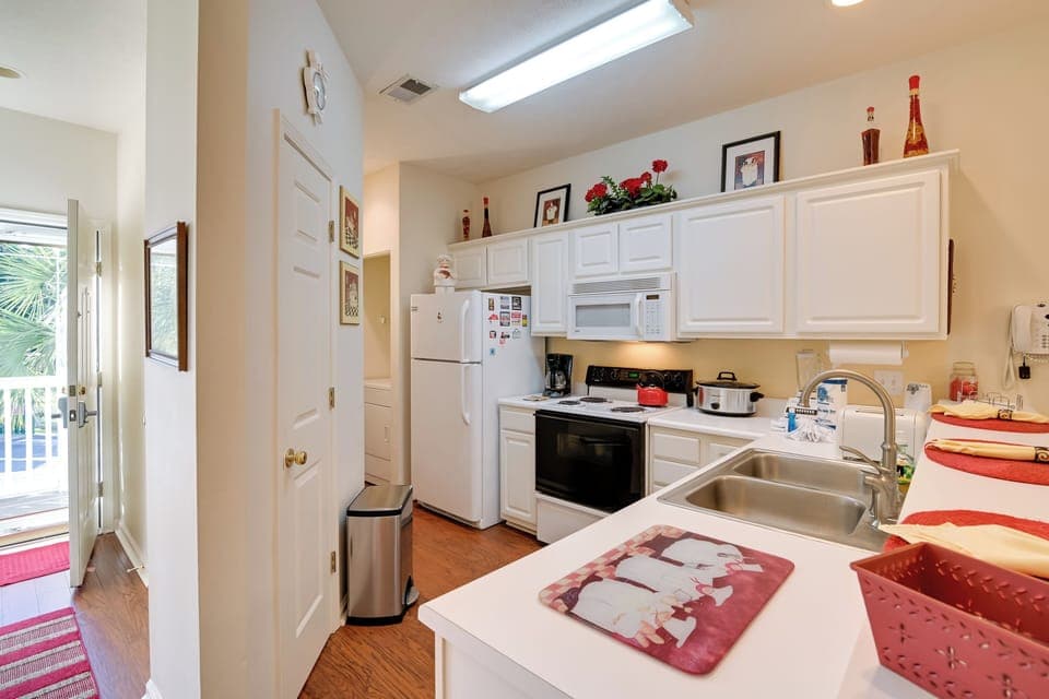 Kitchen | Fully Equipped | Pots & Pans | Cooking Basics