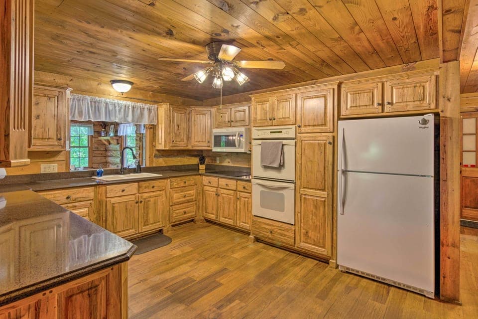 Fully Equipped Kitchen | Dishware & Flatware