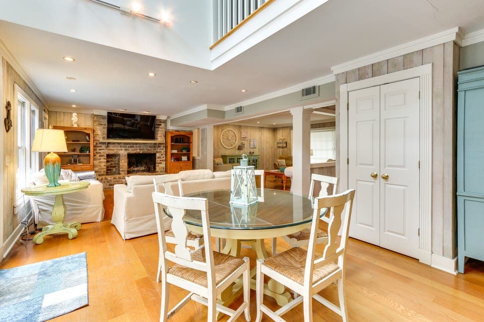 Dining Area | Dishware & Flatware Provided