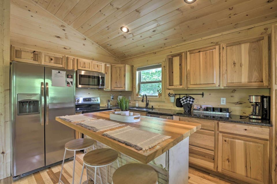 Fully Equipped Kitchen | Dishware & Flatware