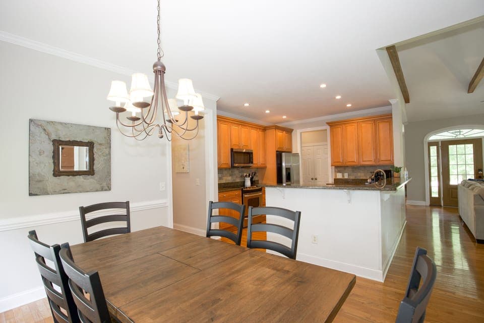 Kitchen eating area 