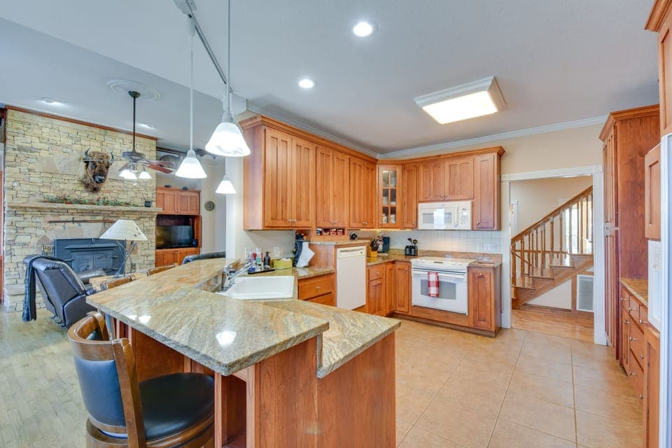 Kitchen | Drip Coffee Maker | Toaster | Blender | Fully Stocked