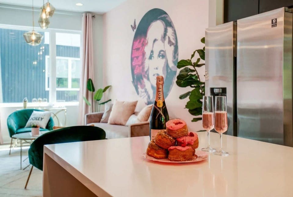 Escape to this chic downtown retreat, where luxury meets fun! Perfect for bachelorette parties or family reunions, this Nashville oasis offers stylish decor and a welcoming vibe. Sip bubbly and enjoy treats with friends in the heart of Music City!