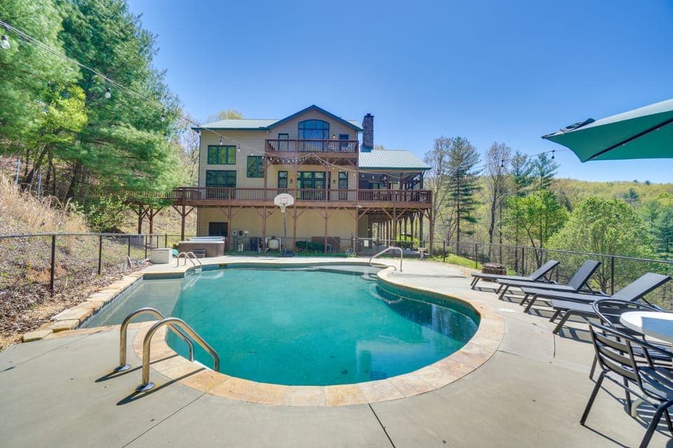 Murphy Vacation Rental | 5BR | 4.5BA | 7,200 Sq Ft | Stairs Required
