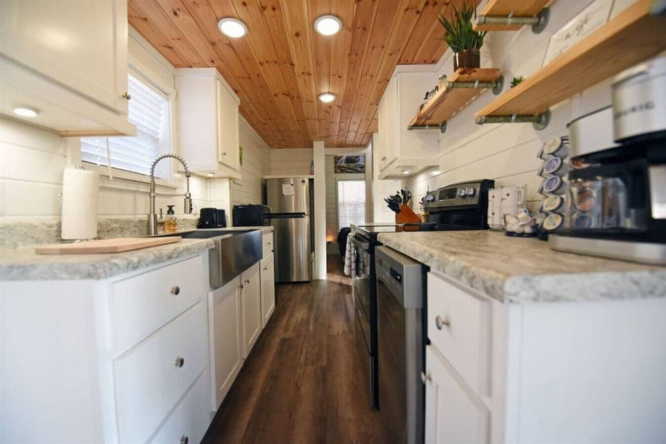 Luxury Ocoee River area Tiny Cabin with View, WIFI, Hot Tub and Camp Fire Pit