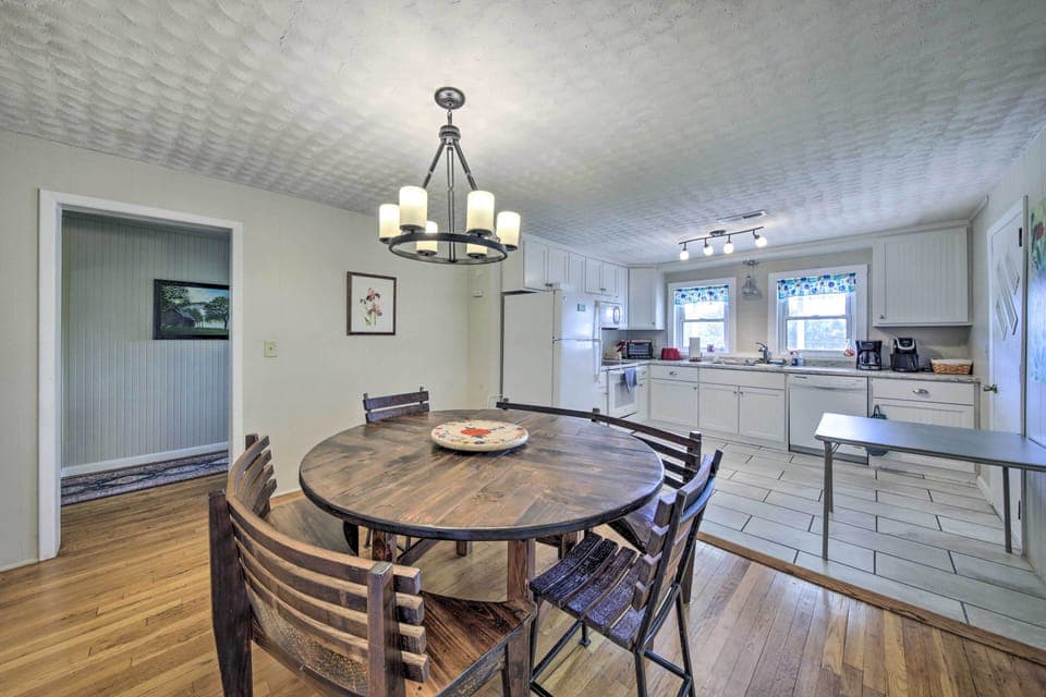 Dining Area | Dishware & Flatware Provided