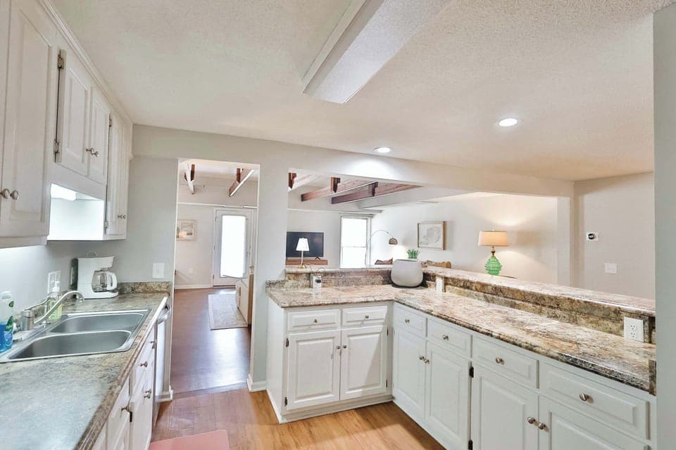 Another view of the kitchen!