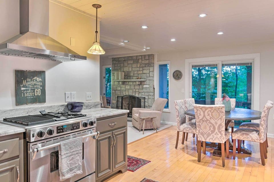 Kitchen & Dining Area