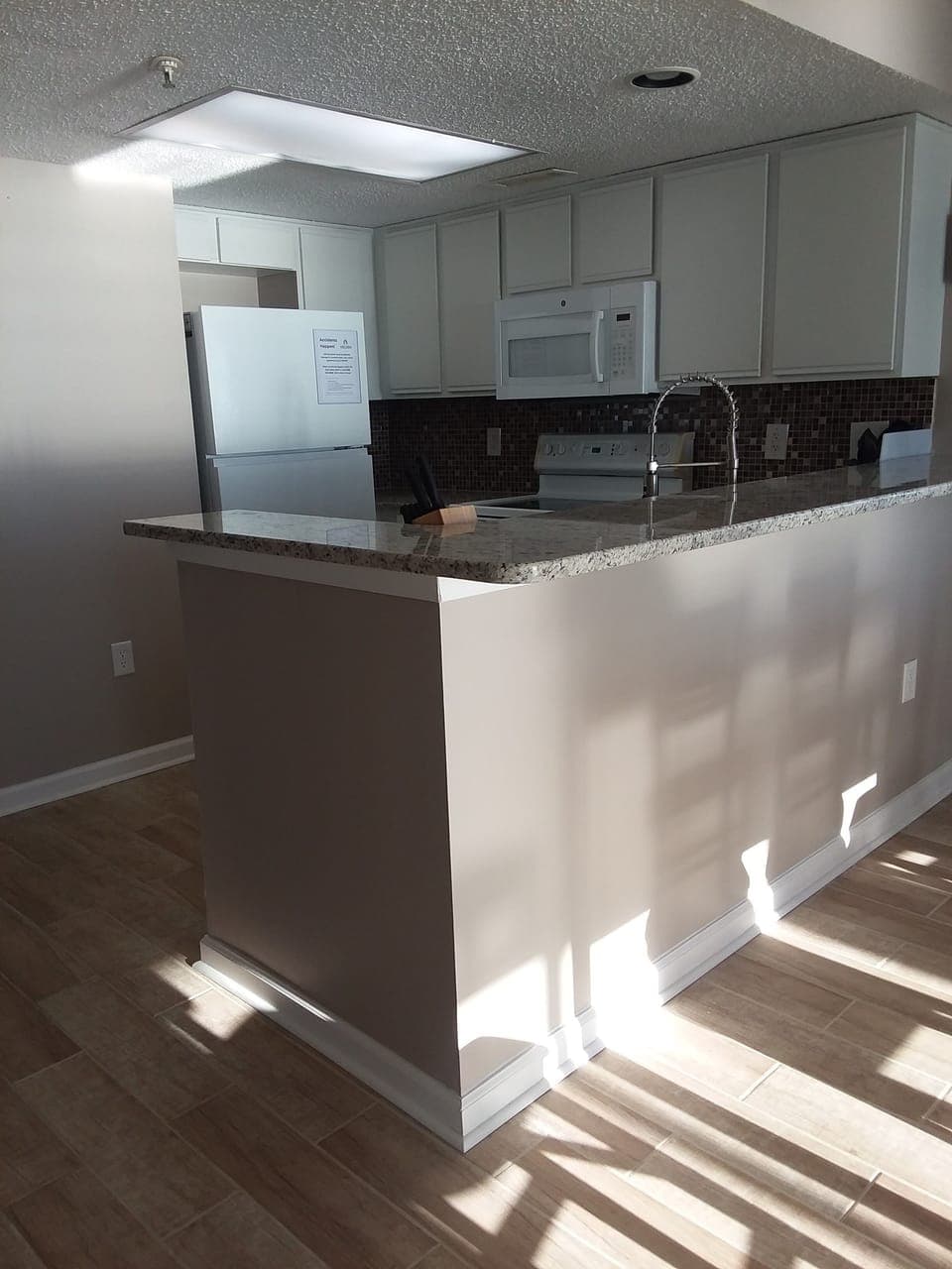 Full Kitchen - Refrigerator, Stove, Microwave, Dishwasher