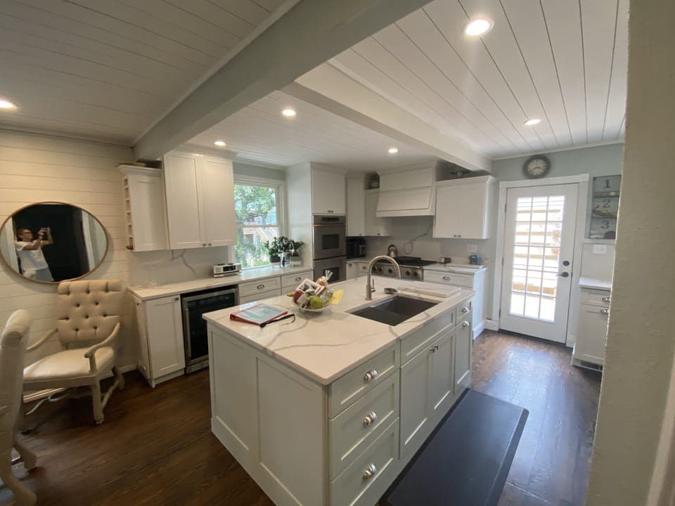 Full service kitchen with a large island to cook, serve, or entertain.