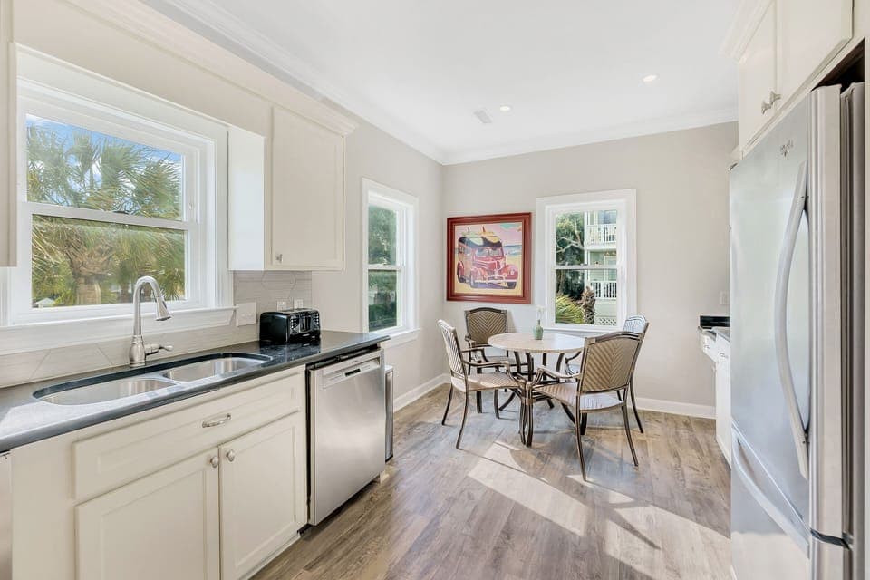 Fully Equipped Kitchen with Breakfast Table