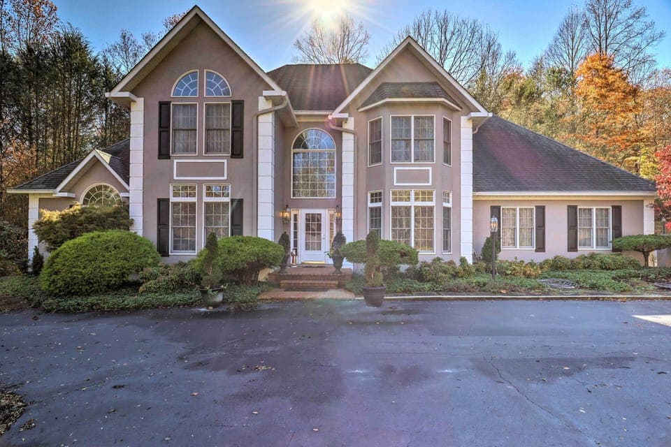 Franklin Vacation Rental | 3BR | 3 Full Bath | 2 Half Bath | 2 Steps to Enter