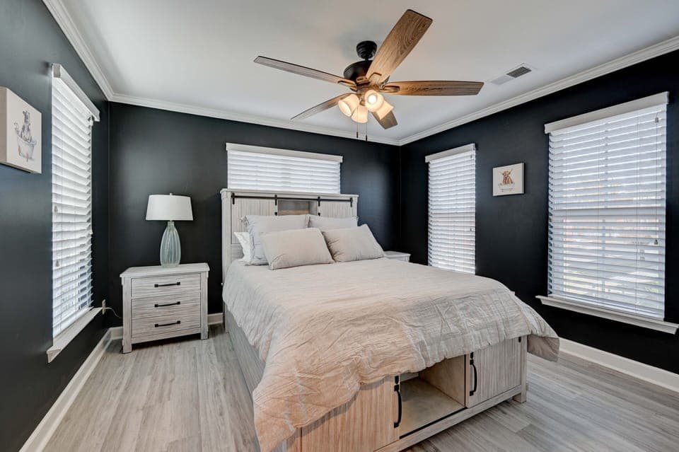 Upstairs bedroom with queen size bed.