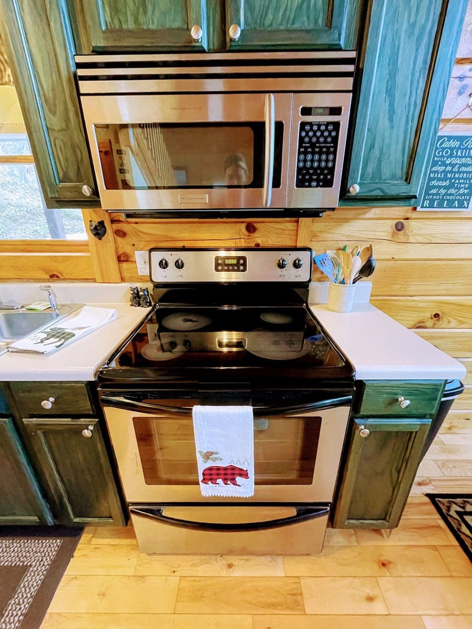 Fully stocked: pots/pans/baking sheets/toaster/blender + EVERYTHING you'll need!