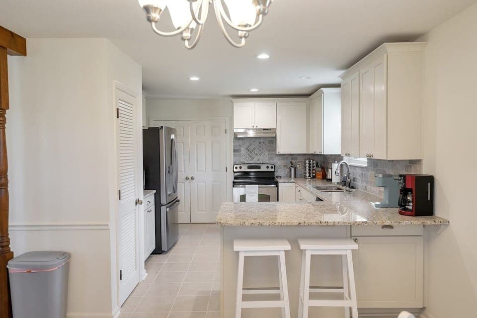 Kitchen with 2 additional stools
