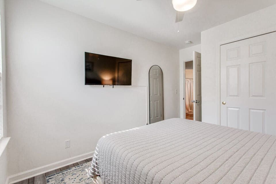 Queen Guest Room
