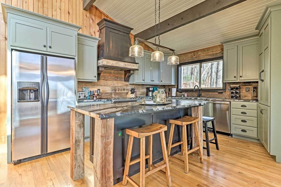 Kitchen | Fully Equipped | Main Level | Cooking Basics | Garbage Disposal