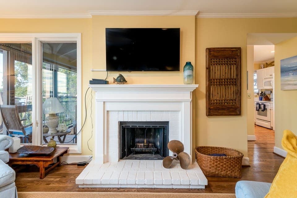 Wall mounted flat screen TV