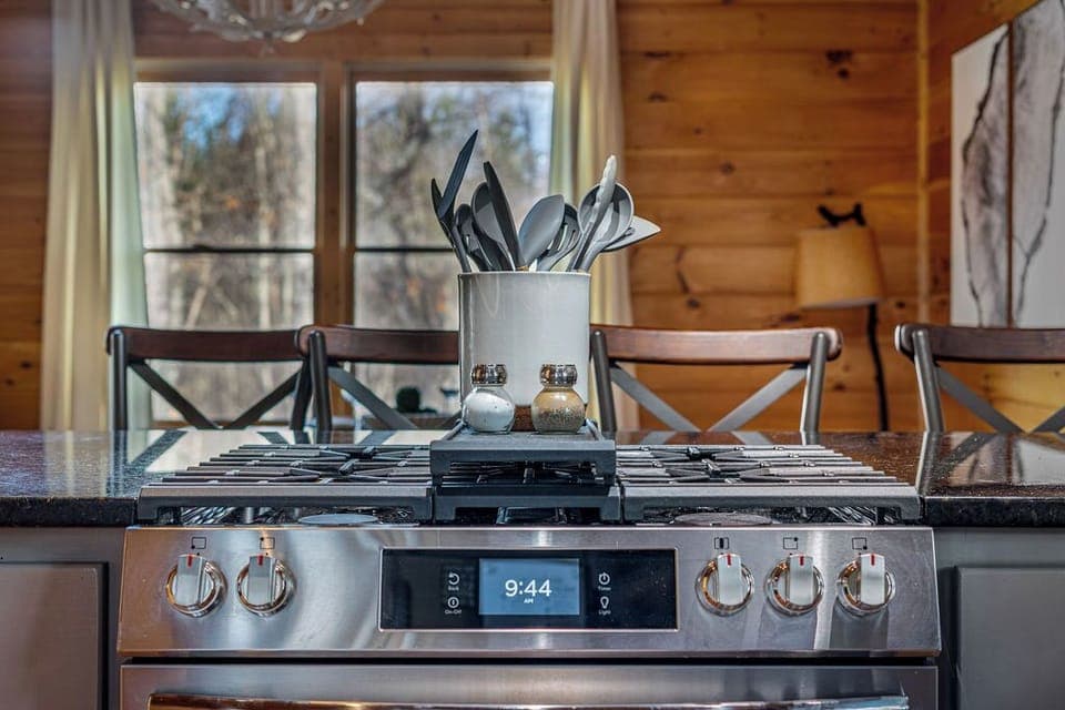 Equipped with a gas range and cookware sets!