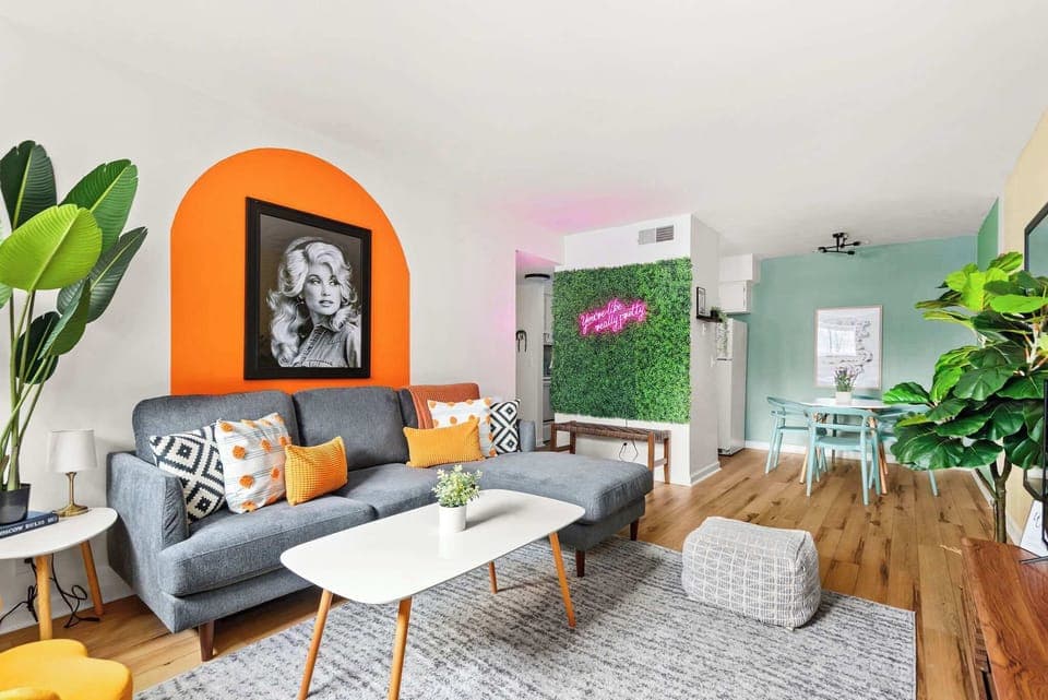 Stay in a vibrant Dolly-themed apartment—cozy, colorful, and full of fun!

STR Permit # 2021028384