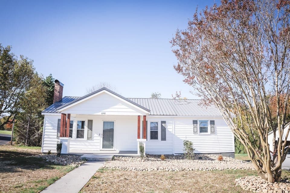 Modern Cottage: Proximity to Hospitals and Brewery! Surrounded by Lush Greenery and Trees, Creating a Spacious Oasis.